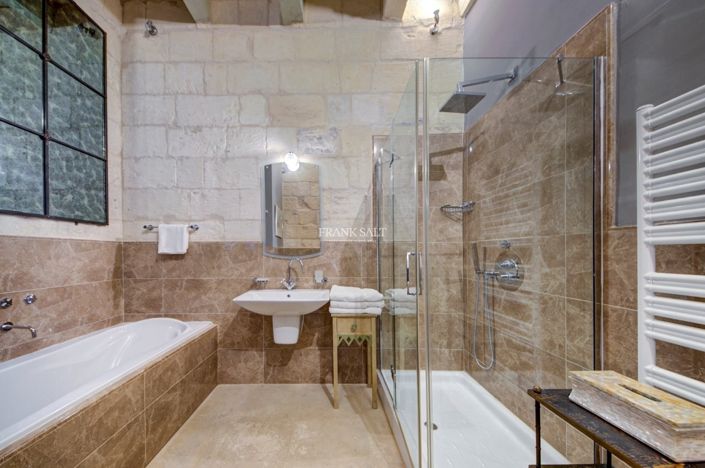 Image No.40-5 Bed Property for sale