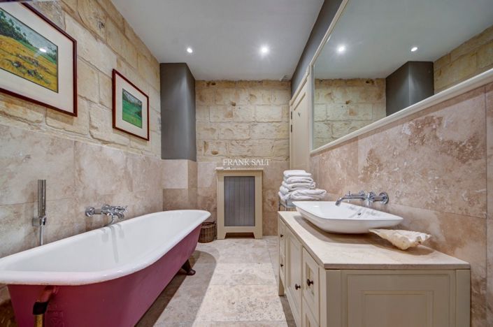 Image No.41-5 Bed Property for sale