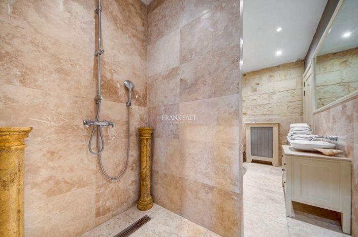 Image No.42-5 Bed Property for sale