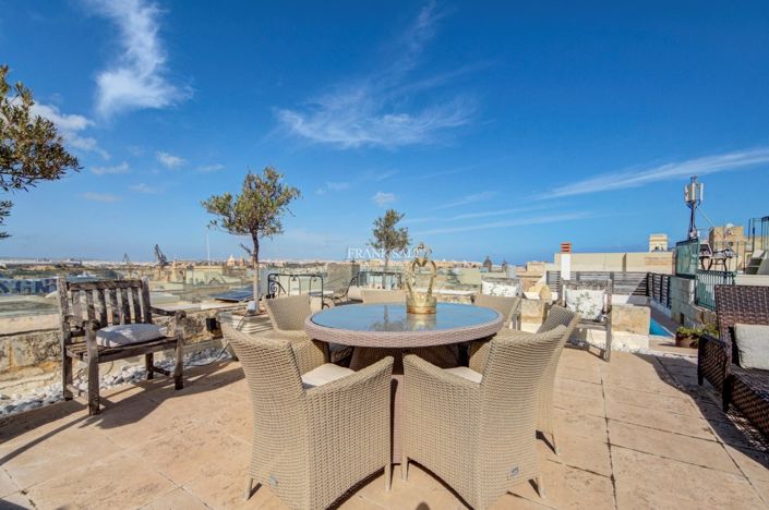 Image No.9-5 Bed Property for sale