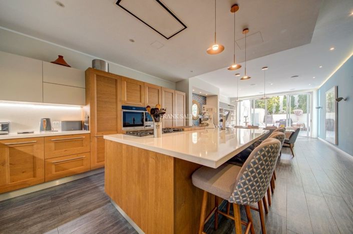 Image No.27-4 Bed Property for sale