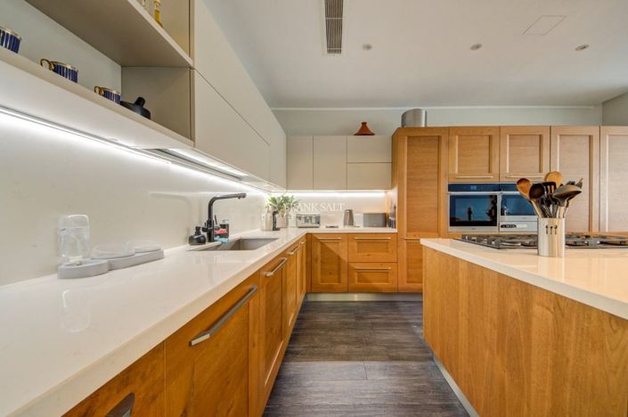 Image No.28-4 Bed Property for sale