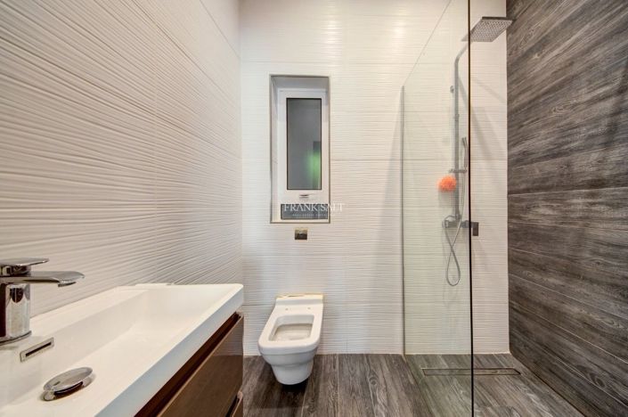 Image No.30-4 Bed Property for sale