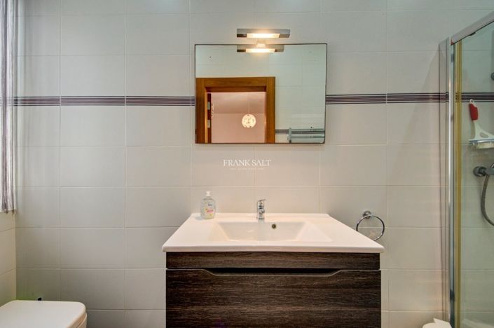 Image No.18-3 Bed Property for sale