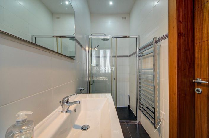 Image No.19-3 Bed Property for sale