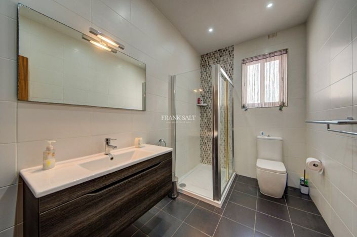 Image No.20-3 Bed Property for sale