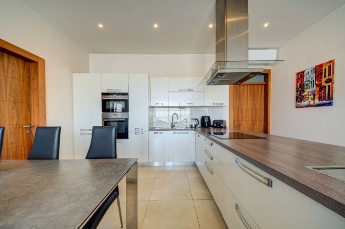 Image No.10-3 Bed Property for sale