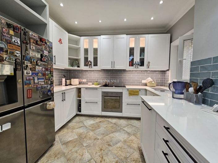 Image No.10-3 Bed Property for sale