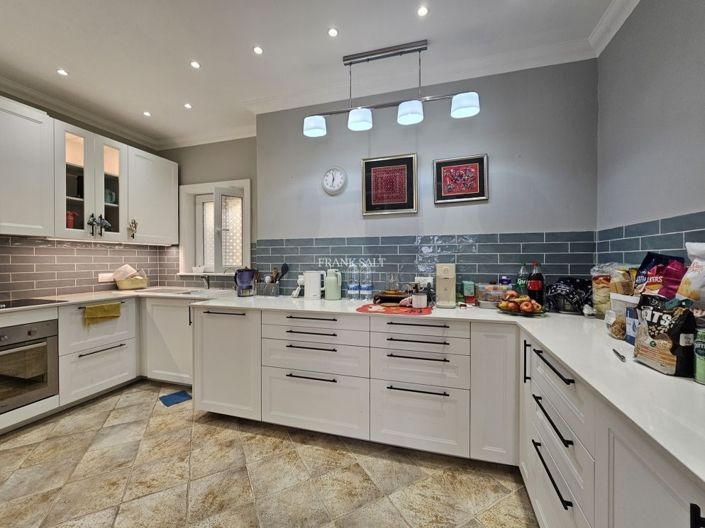 Image No.9-3 Bed Property for sale