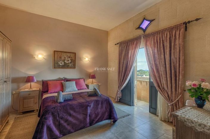 Image No.10-4 Bed Property for sale