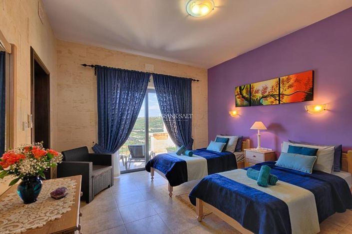 Image No.7-4 Bed Property for sale