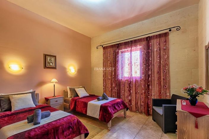 Image No.9-4 Bed Property for sale