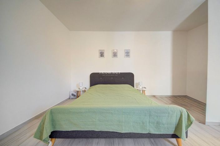 Image No.12-2 Bed Property for sale