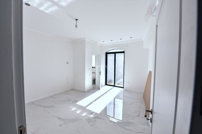 Image No.3-2 Bed Property for sale