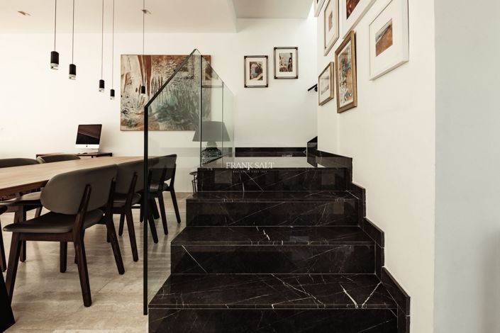 Image No.12-3 Bed Property for sale