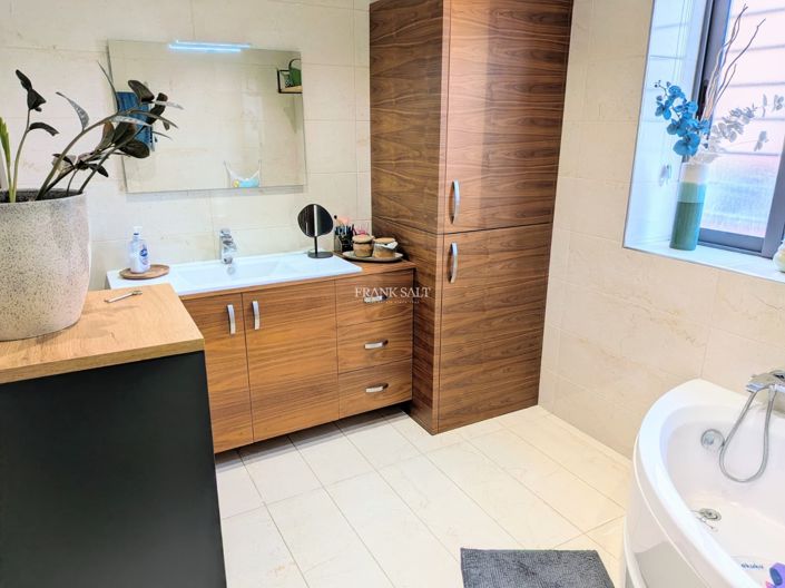 Image No.12-3 Bed Property for sale