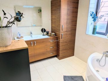 ec691860-97a3-44a4-a0b2-81cdca460582