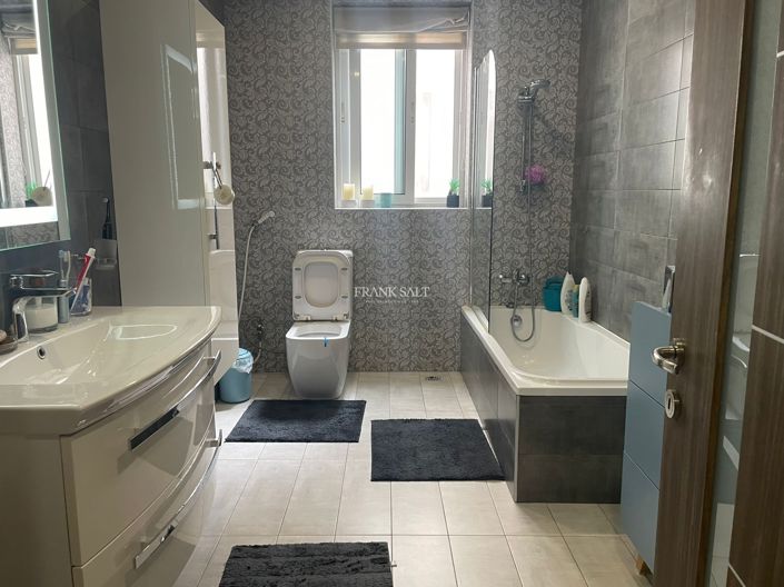 Image No.12-3 Bed Property for sale