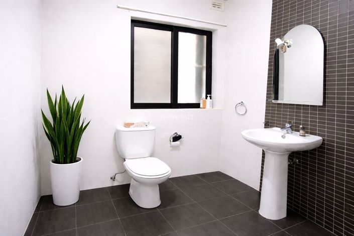 Image No.6-3 Bed Property for sale