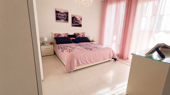 Image No.3-3 Bed Property for sale