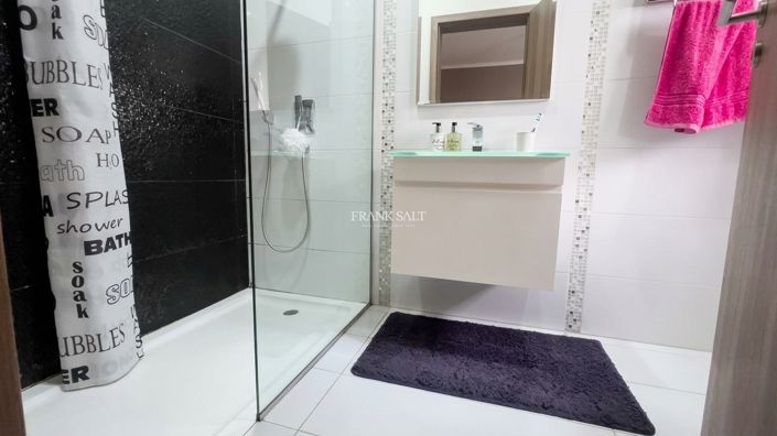 Image No.5-3 Bed Property for sale