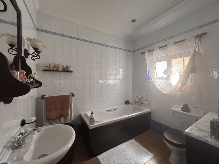 Image No.7-3 Bed Property for sale
