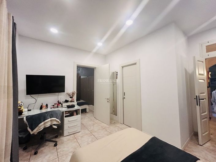 Image No.8-3 Bed Property for sale