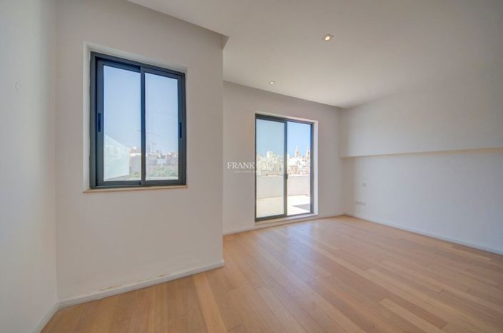 Image No.17-4 Bed Property for sale