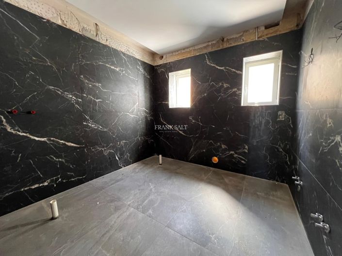 Image No.10-3 Bed Property for sale