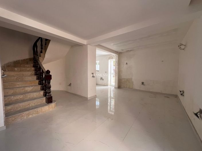 Image No.12-3 Bed Property for sale