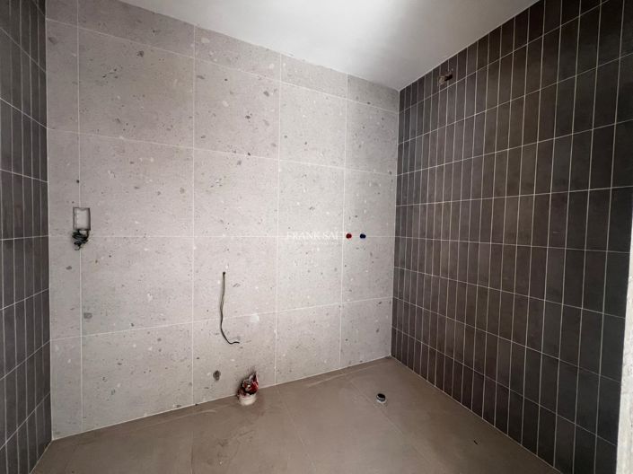 Image No.8-3 Bed Property for sale