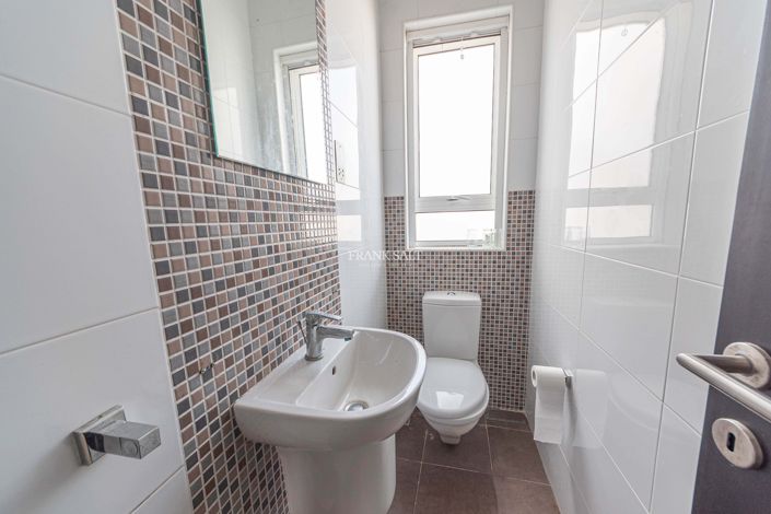 Image No.8-3 Bed Property for sale