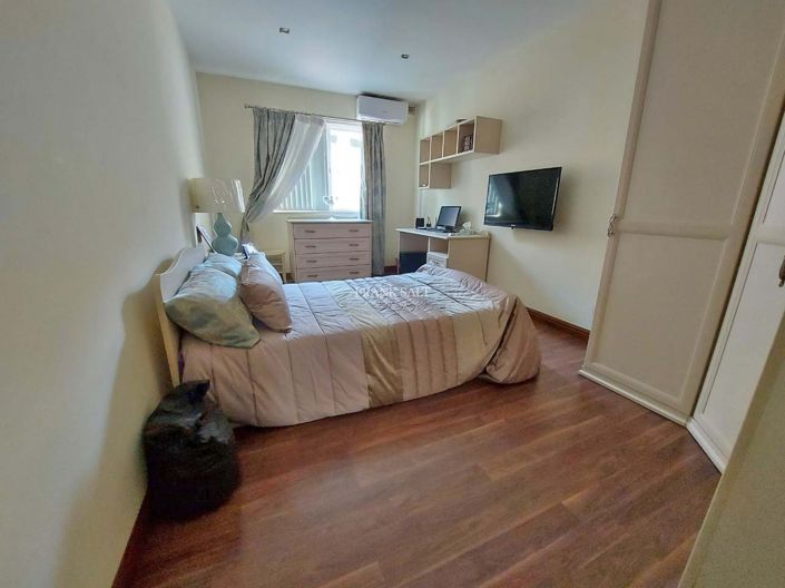 Image No.10-6 Bed Property for sale