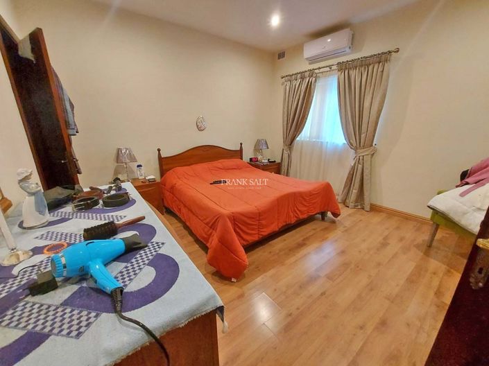 Image No.11-6 Bed Property for sale