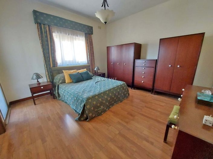 Image No.13-6 Bed Property for sale