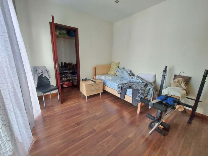 Image No.15-6 Bed Property for sale