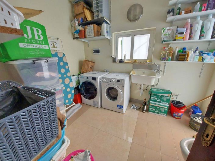 Image No.17-6 Bed Property for sale