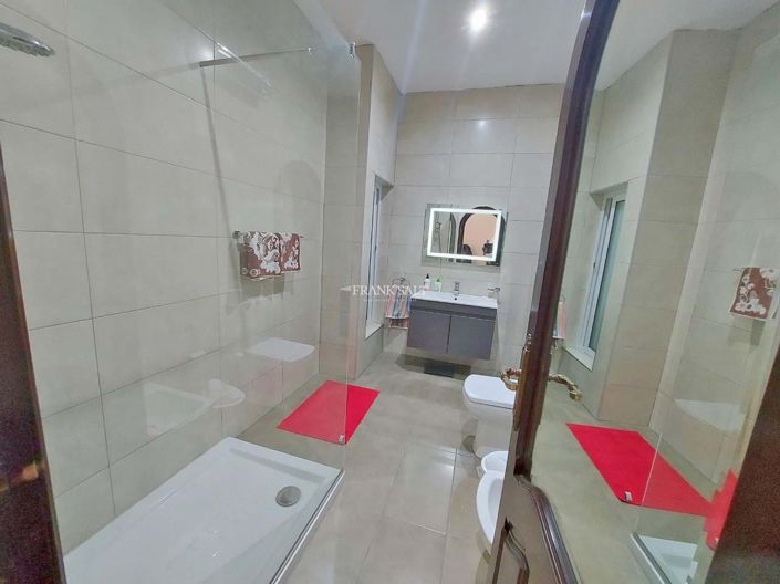 Image No.18-6 Bed Property for sale