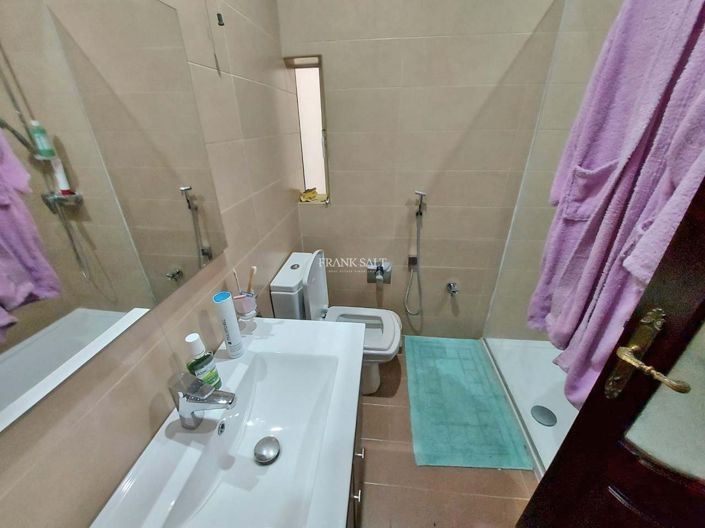 Image No.19-6 Bed Property for sale