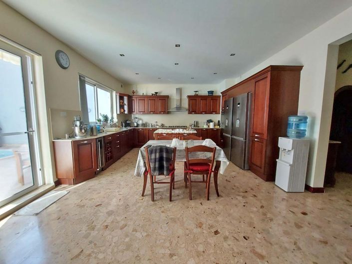 Image No.3-6 Bed Property for sale