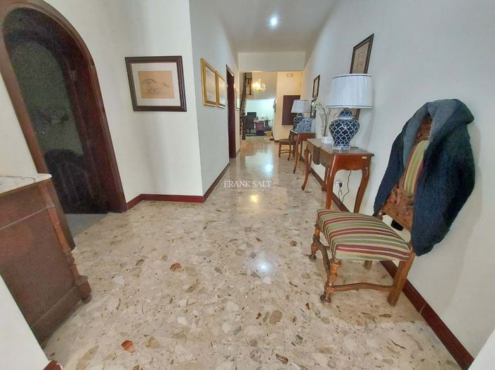 Image No.8-6 Bed Property for sale