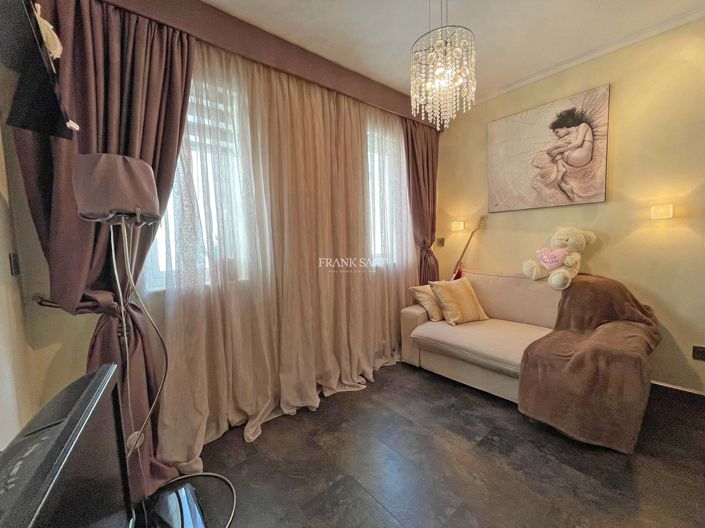 Image No.9-3 Bed Property for sale