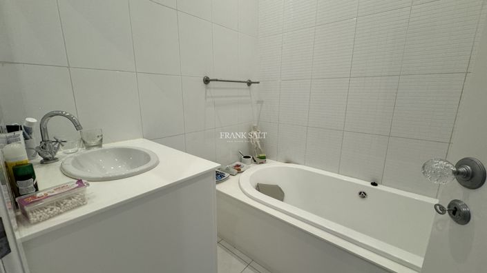 Image No.12-3 Bed Property for sale