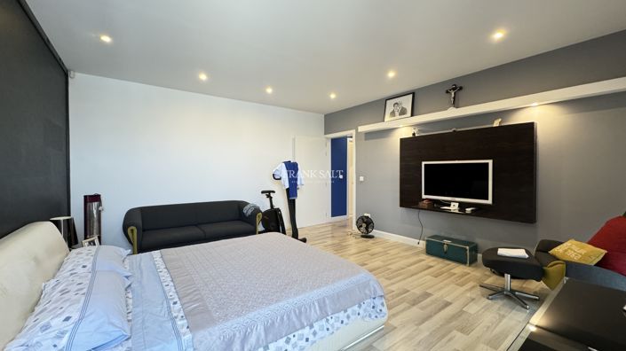 Image No.8-3 Bed Property for sale