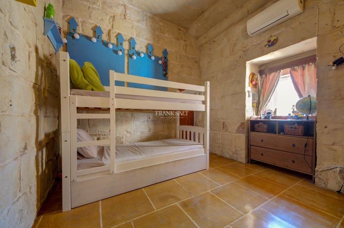 Image No.10-3 Bed Property for sale