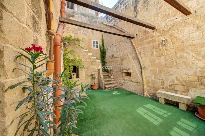 Image No.12-3 Bed Property for sale