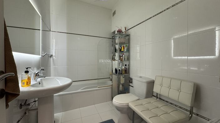 Image No.10-2 Bed Property for sale