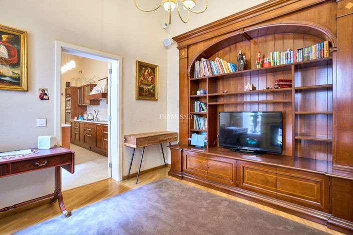 Image No.11-3 Bed Property for sale