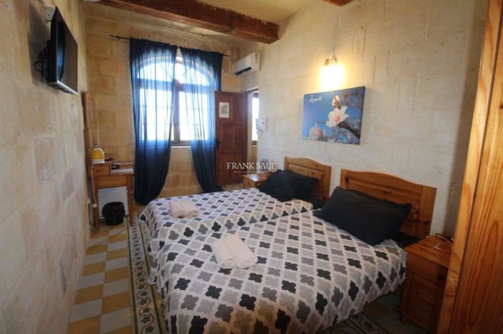 Image No.14-6 Bed Property for sale