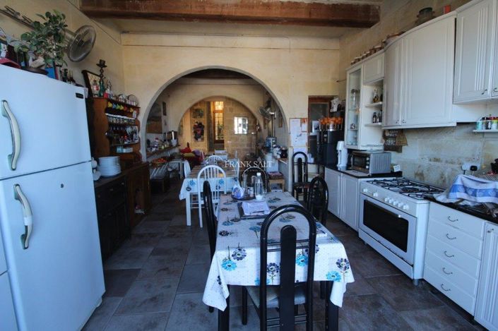 Image No.16-6 Bed Property for sale